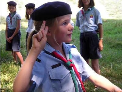 le salut d'une jeannette Scout de France